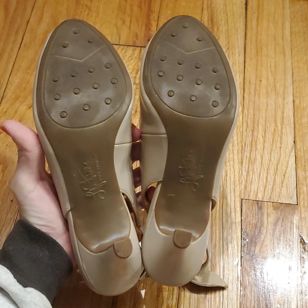 Beige heels with bow